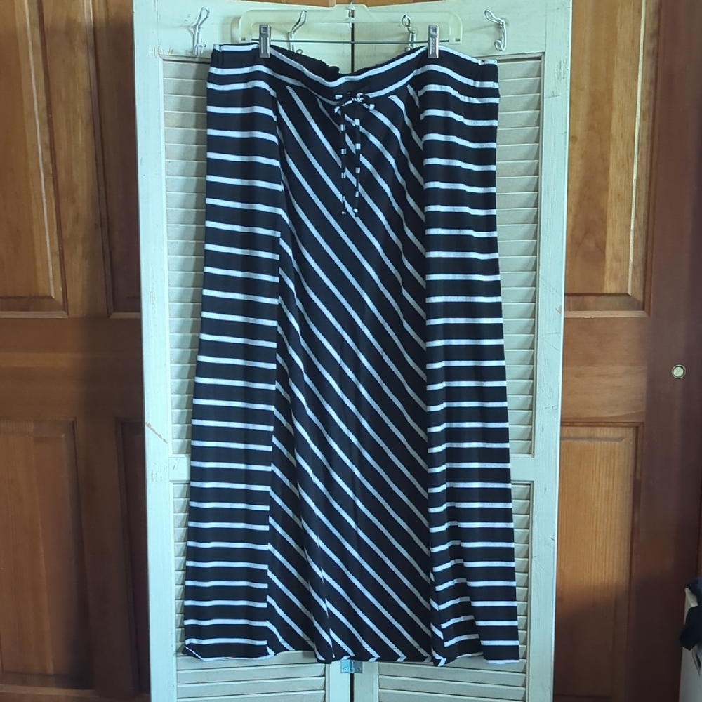 Roz & Ali Black and White Asymmetrical A-Line Maxi Skirt